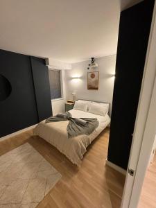 sypialnia z łóżkiem i czarną ścianą w obiekcie Seven Space 2 Bed 2 Bath Central Apartment w mieście Norwich