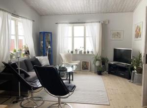 sala de estar con sofá y mesa en Holiday home in Molnbo near Gnesta, en Mölnbo