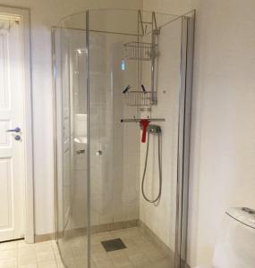 y baño con ducha y puerta de cristal. en Holiday home in Molnbo near Gnesta, en Mölnbo