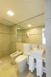 La salle de bains est pourvue de toilettes, d'un lavabo et d'un miroir. dans l'établissement B131 - Argentina, à Córdoba