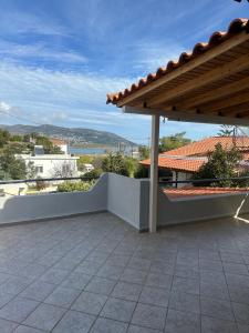 eine Terrasse mit Blick auf ein Haus in der Unterkunft Seaside Luxury Apartments in Porto Rafti