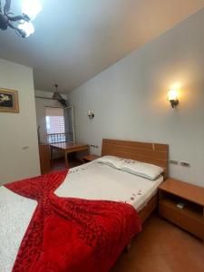 1 dormitorio con 1 cama grande con manta roja en porto sokhna Pyramids Apartment Familis en Ain Sokhna