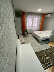 um quarto com uma cama e um quarto com em Бастау em Almaty