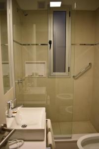 La salle de bains est pourvue d'un lavabo et d'une douche en verre. dans l'établissement B131 - Argentina, à Córdoba