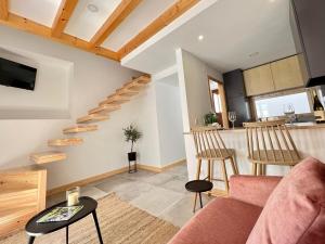a living room with a couch and a table at CasadoRioGuestHouse in Constância