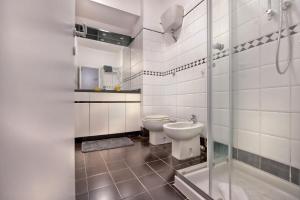 uma casa de banho com um WC, um lavatório e um chuveiro em Appartamento Romantico a Trastevere em Roma