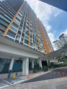 un grand bâtiment avec une rue en face dans l'établissement One Soho, à Subang Jaya