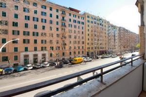 - une vue sur une rue de la ville avec des voitures et des bâtiments en stationnement dans l'établissement Appartamento Romantico a Trastevere, à Rome
