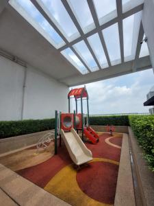 un parco giochi con scivolo in un edificio di One Soho a Subang Jaya