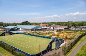 eine Luftansicht eines Tennisplatzes in einer Stadt in der Unterkunft 17GD HOBURNE NAISH HOLIDAY PARK in Highcliffe