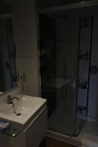 A bathroom at Borgo Santa Giulia