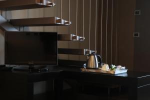 科爾泰夫蘭卡的住宿－博爾格桑塔朱莉亞酒店，一张带电视和茶壶的黑桌