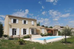 Bassein majutusasutuses Villa charmante à Saint-Maurice-sur-Eygues avec piscine privée või selle lähedal