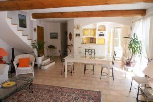 Istumisnurk majutusasutuses Villa charmante à Saint-Maurice-sur-Eygues avec piscine privée