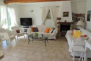 uma sala de estar com um sofá e uma mesa em Villa de 3 chambres avec piscine privee jardin clos et wifi a Saint Maurice sur Eygues em Saint-Maurice-sur-Eygues