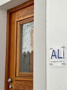 una puerta con un cartel en ella junto a un cartel en una puerta gmaxwell en CASADORIO en Constância