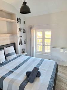 een slaapkamer met een groot bed en 2 handdoeken bij Appartement F2 centre-ville ISSOIRE avec jolie vue in Issoire