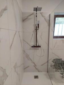 bagno con doccia e pareti in marmo di Apartman Marija II a Omišalj (Castelmuschio)