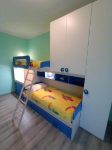 ein Etagenbett mit einer Leiter und einem Schrank in einem Zimmer in der Unterkunft Casa Romolo in Garda