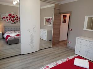 1 Schlafzimmer mit 2 Betten und einem Spiegel in der Unterkunft Casa Romolo in Garda