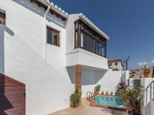 een wit huis met een zwembad bij Carmen de Azahar in Granada