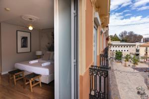 - une chambre avec un lit sur un balcon dans l'établissement YOU & CO. J. Botánico Boutique, à Valence