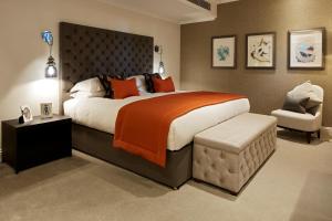 1 dormitorio con 1 cama grande y 1 silla en Cheval Hyde Park Gate en Londres