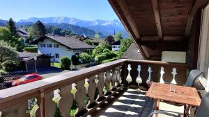 een balkon met een tafel en uitzicht op de bergen bij Fewo Wetterstein in Garmisch-Partenkirchen