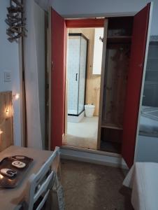 a room with a door leading to a bathroom at CHAMBRES D'HÔTES CHEZ CATHERINE A REUS chambre bord de mer avec salle de bains privée in Reus
