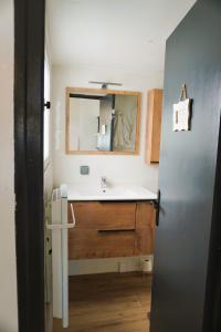 ein Bad mit einem Waschbecken und einem Spiegel in der Unterkunft Family' appart Narbonne Centre-ville Clim Wi-fi 2 chambres in Narbonne
