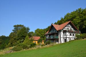 una casa grande en la cima de una colina en Ferienhaus Abtsroda en Abtsroda