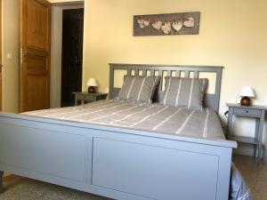 a large white bed in a bedroom with two lamps at Petite Maison en Provence in Arles +26 photos