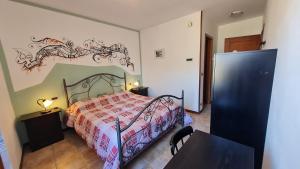 - une chambre avec un lit et une couette rouge dans l'établissement B&B Sanpancrazio, à Vale