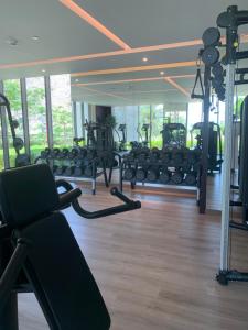 une salle de sport avec de nombreux tapis roulants et machines dans l'établissement شقة فاخرة في فندق العنوان Two bedrooms apartment at address residences, à Sharm