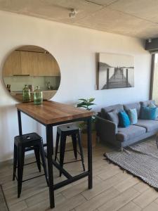 uma sala de estar com uma mesa e um sofá em HOM I TOP1 NUEVO STUDIO en mejor zona Valparaíso Parking em Valparaíso
