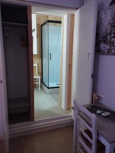 Fotografie z fotogalerie ubytování CHAMBRES D'HÔTES CHEZ CATHERINE A REUS chambre de Paris avec salle de bains privée v destinaci Reus + 6 fotografií