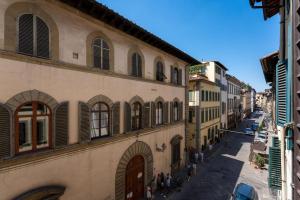vista su una strada in una città con edifici di Keys of Italy - Ghibellina 80 Big - Trilo comodo e ampio a Firenze