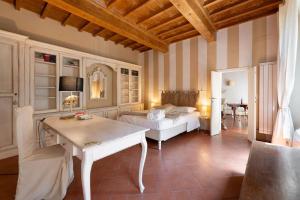 una camera da letto con un letto e un tavolo in una stanza di Keys of Italy - Ghibellina 80 Big - Trilo comodo e ampio a Firenze