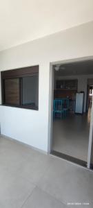 Habitación con ventana y sala de estar. en Residencial Canto das Flores, en Florianópolis
