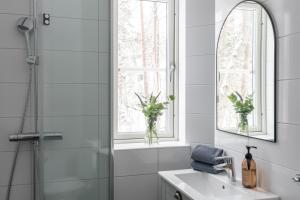 Koupelna v ubytování Bergs Gård & Hållsvikens Gård + 37 fotografií