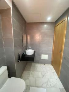 ein Bad mit einem WC und einem Waschbecken in der Unterkunft Appartement ensoleillé au cœur de Gueliz in Marrakesch