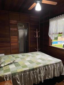 Schlafzimmer mit einem Bett und einem Deckenventilator in der Unterkunft Chácara (Condomínio Portal dos Nobres- Atibaia/SP) in Atibaia