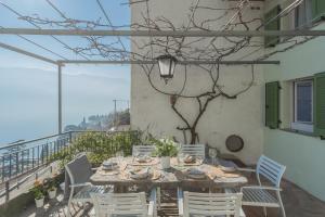 En restaurant eller et spisested på Giuliano's House - Amazing Lake View by Rent All Como