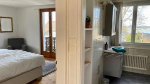 Letto o letti in una camera di Gemütliches Haus mit Seeblick
