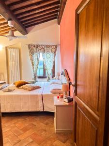 Ένα ή περισσότερα κρεβάτια σε δωμάτιο στο Villa Il Vecchio Fienile