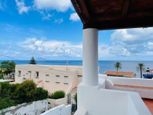 desde el balcón de una casa con vistas a la playa en Villa Margherita - Appartamenti a due passi dal corso di Santa Marina Salina a 100 mt dalla spiaggia, en Santa Marina Salina