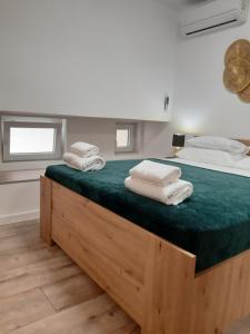 - une chambre avec un grand lit et des serviettes dans l'établissement Via Spalato Apartment, à Split