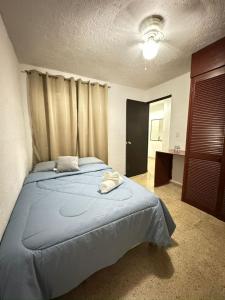 um quarto com uma cama com duas toalhas em Casa Marina em Cancún