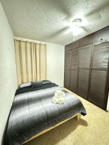 um quarto com uma cama num quarto com armários em Casa Marina em Cancún