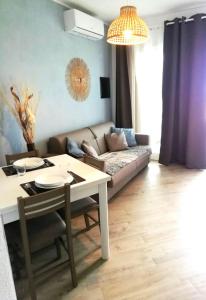 羅薩島的住宿－伊索拉羅薩帕度勒公寓，客厅配有沙发和桌子